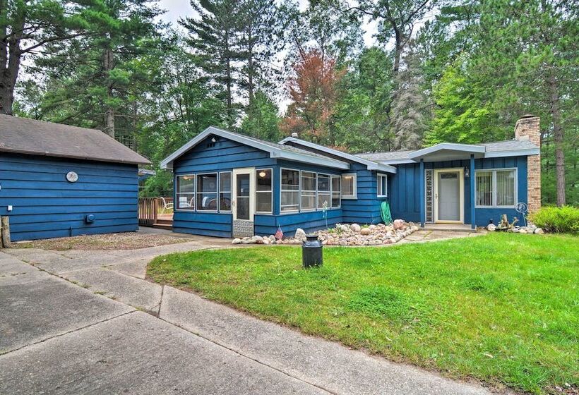 Roscommon Cabin W/ Fire Pit: Walk To Higgins Lake!