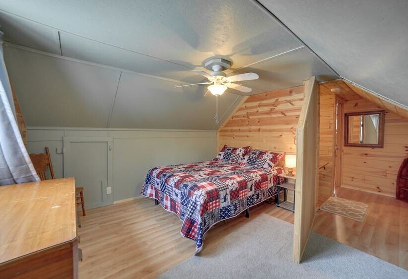 6 Mi To Shingleton: Manistique Home W/ Yard!