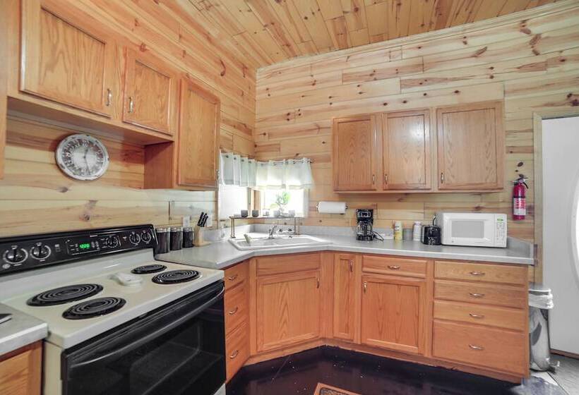 6 Mi To Shingleton: Manistique Home W/ Yard!