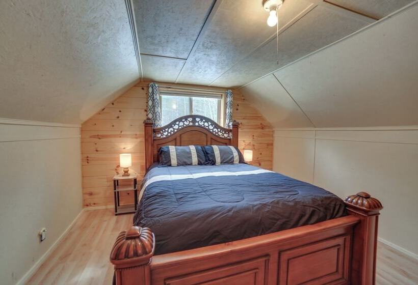 6 Mi To Shingleton: Manistique Home W/ Yard!