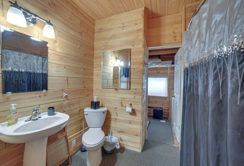 6 Mi To Shingleton: Manistique Home W/ Yard!