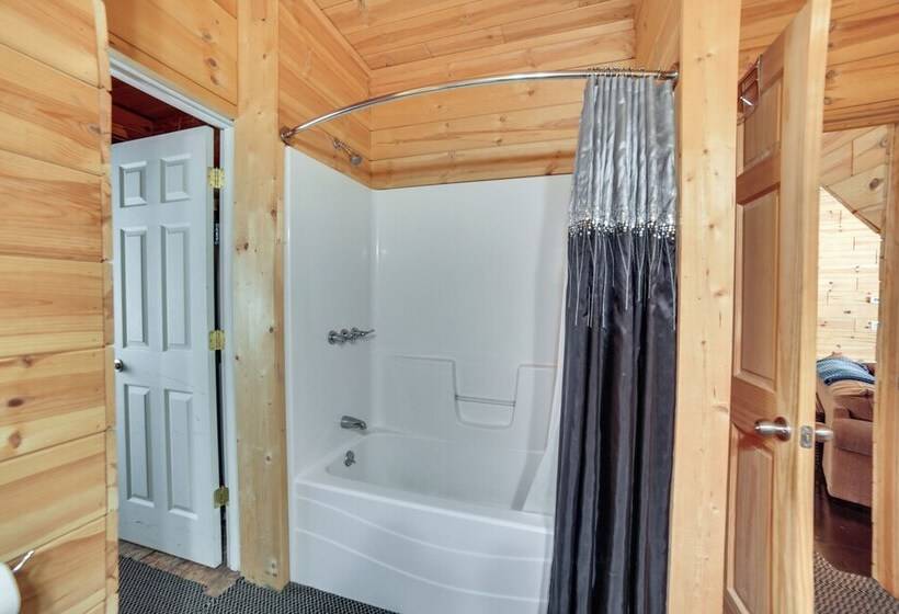 6 Mi To Shingleton: Manistique Home W/ Yard!