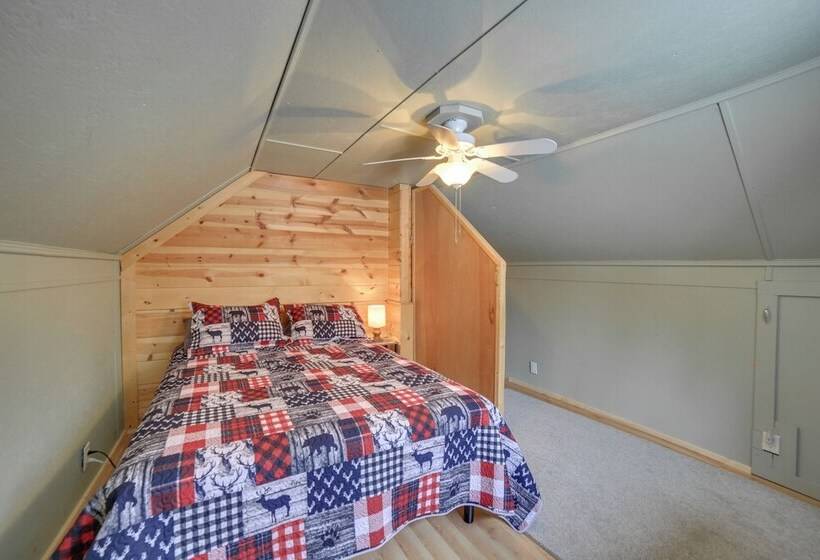 6 Mi To Shingleton: Manistique Home W/ Yard!