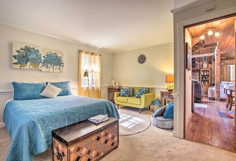 Rustic Retreat W/ Hot Tub In North Branford!