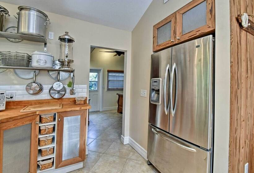 Sarasota Bungalow W/ Pergola, Garden & Waterfalls!