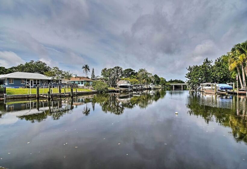 Sarasota Home W/large Backyard & Water Access