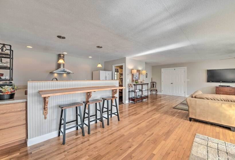 Scenic Pet Friendly House W/ Private Hot Tub!