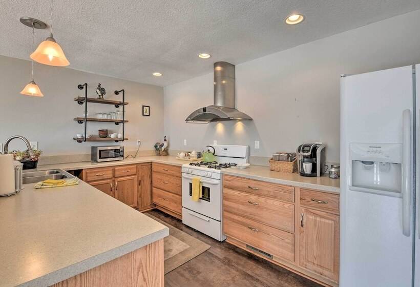 Scenic Pet Friendly House W/ Private Hot Tub!