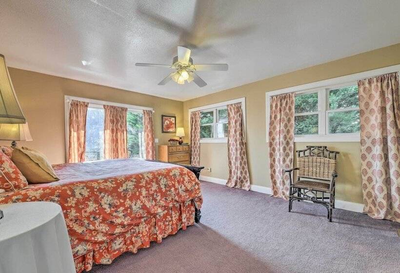 Scenic Pet Friendly House W/ Private Hot Tub!