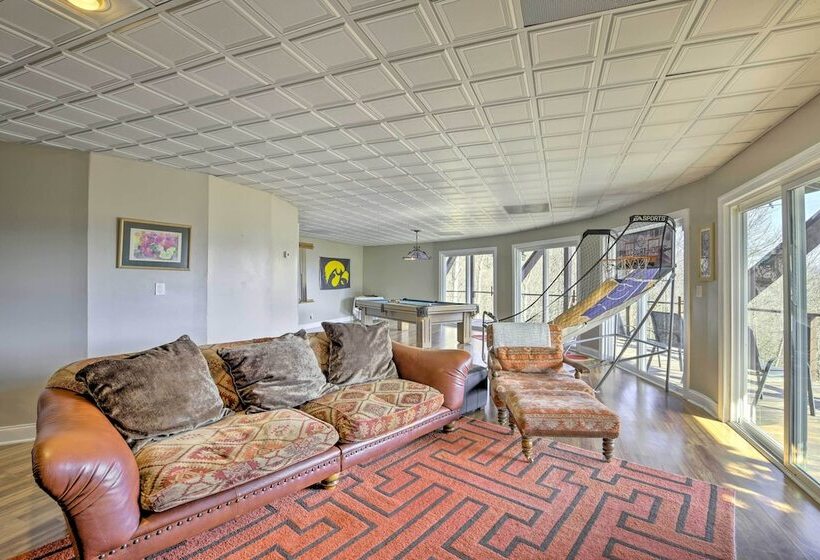 Scenic Pet Friendly House W/ Private Hot Tub!