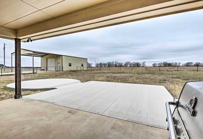 Secluded Krum Home W/ Patio & Gas Grill!