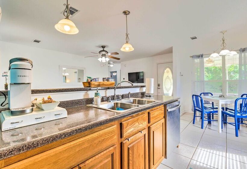 Secluded  La Mer Cottage  < 1 Mi To Beach!