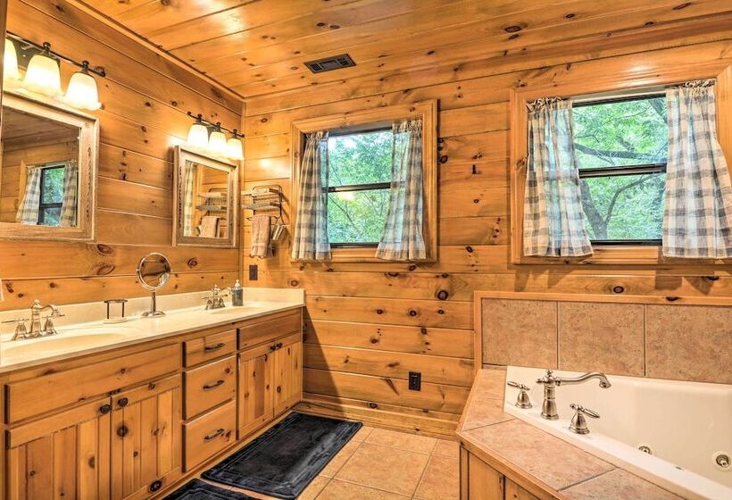 Secluded Northwest Arkansas Cabin: Fire Pit & Deck