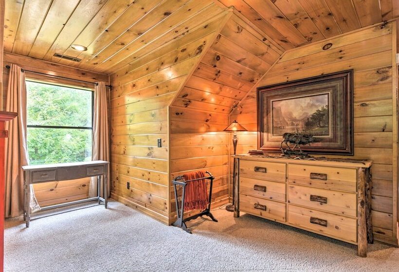 Secluded Northwest Arkansas Cabin: Fire Pit & Deck