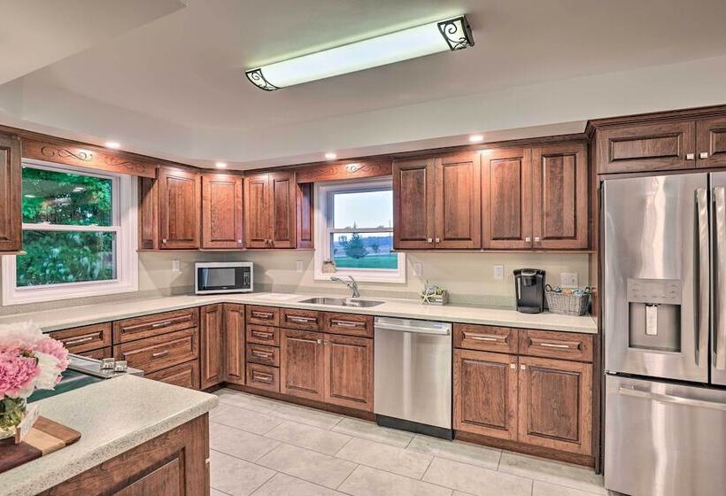 Cozy Seneca Falls Home Close To Cayuga Wine Trail!