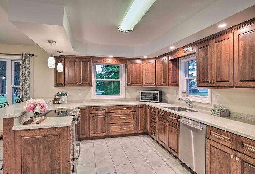 Cozy Seneca Falls Home Close To Cayuga Wine Trail!