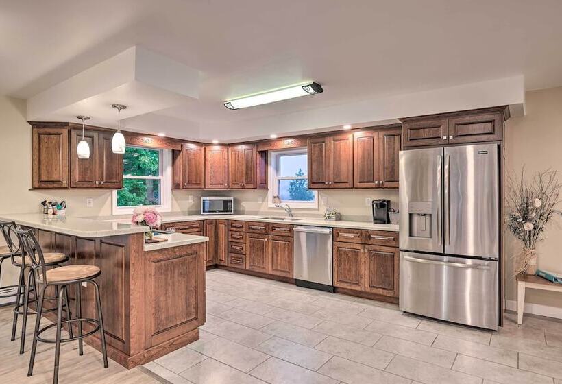 Cozy Seneca Falls Home Close To Cayuga Wine Trail!