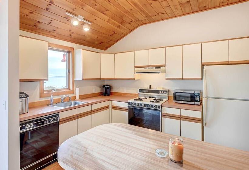 Serene Jonesport Escape: Deck W/ Water Views!