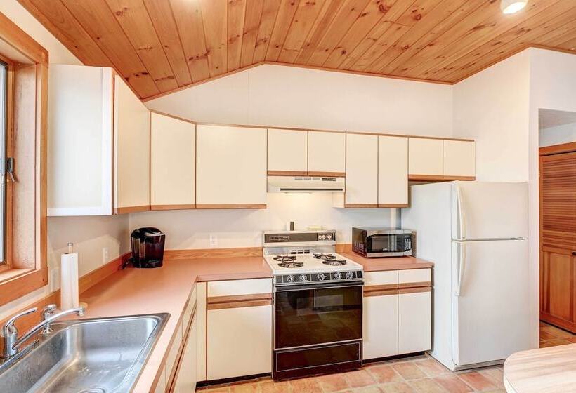 Serene Jonesport Escape: Deck W/ Water Views!