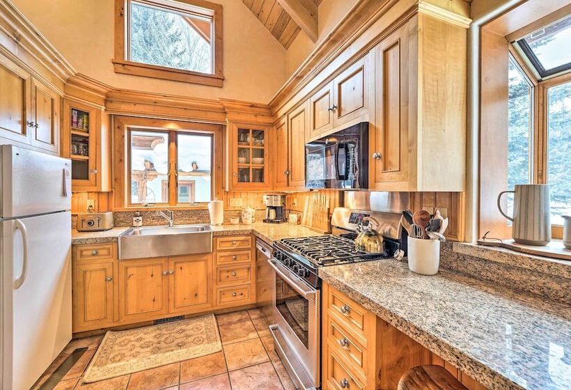 Serene Sun Valley Home W/ Hot Tub & Mtn Views