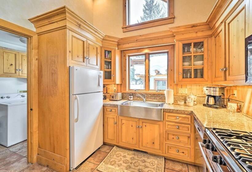 Serene Sun Valley Home W/ Hot Tub & Mtn Views