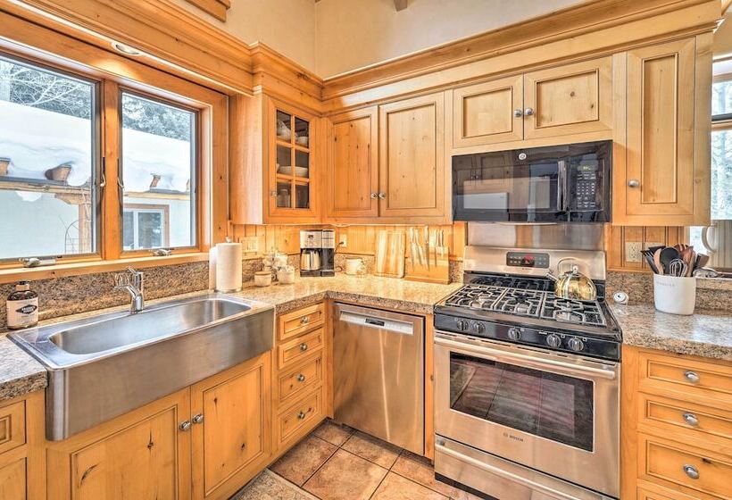 Serene Sun Valley Home W/ Hot Tub & Mtn Views