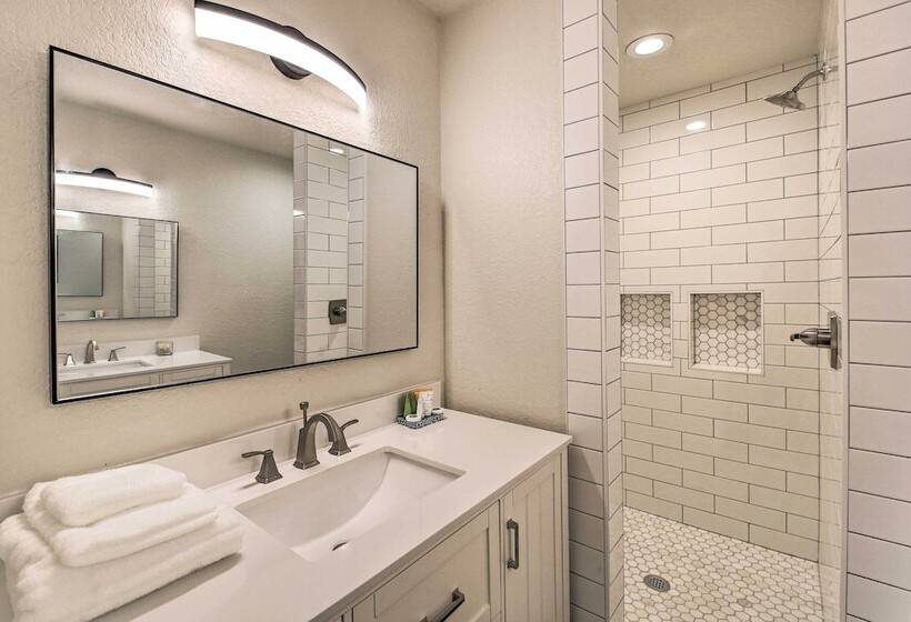 Boat Dock & Kayaks: Waterfront Hot Springs Home!