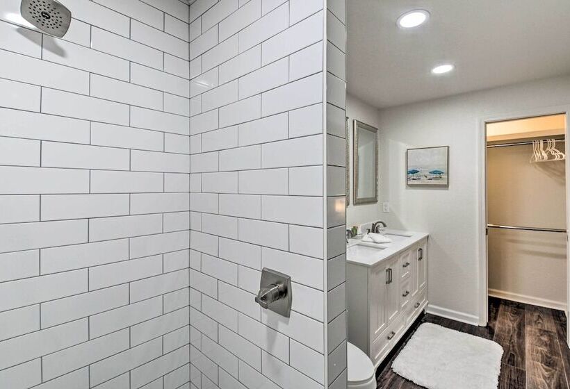 Boat Dock & Kayaks: Waterfront Hot Springs Home!