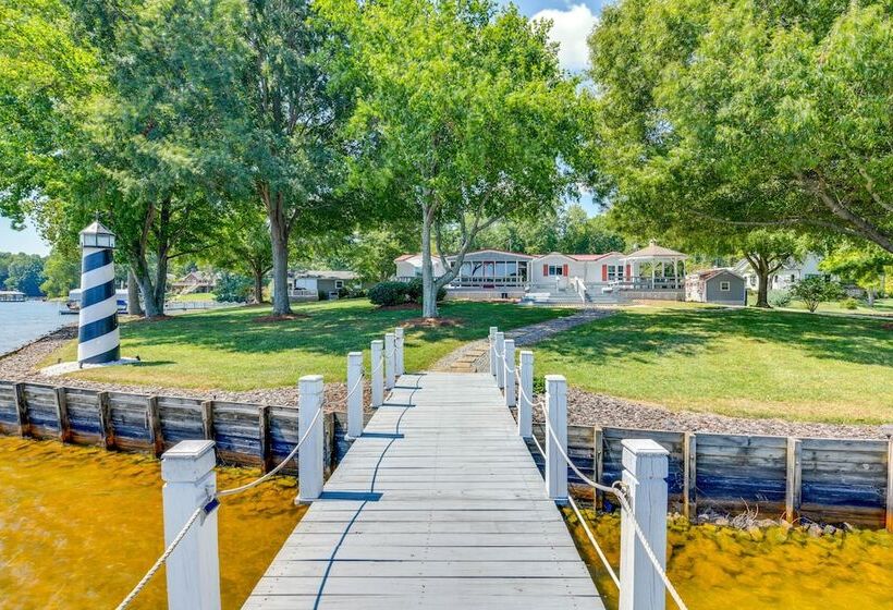 Skipper S Lighthouse  Retreat On Lake Norman