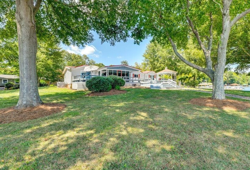 Skipper S Lighthouse  Retreat On Lake Norman