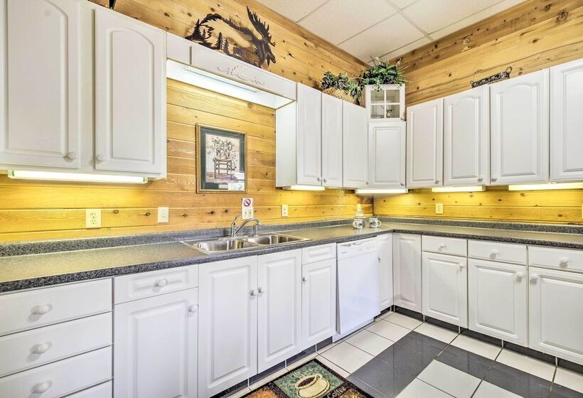 Spacious Cabin On Dale Hollow Lake W/hot Tub!