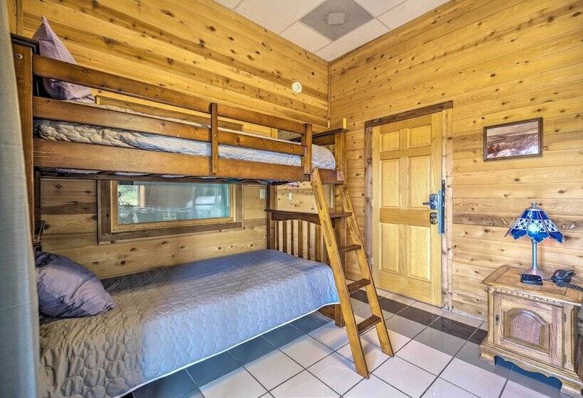 Spacious Cabin On Dale Hollow Lake W/hot Tub!
