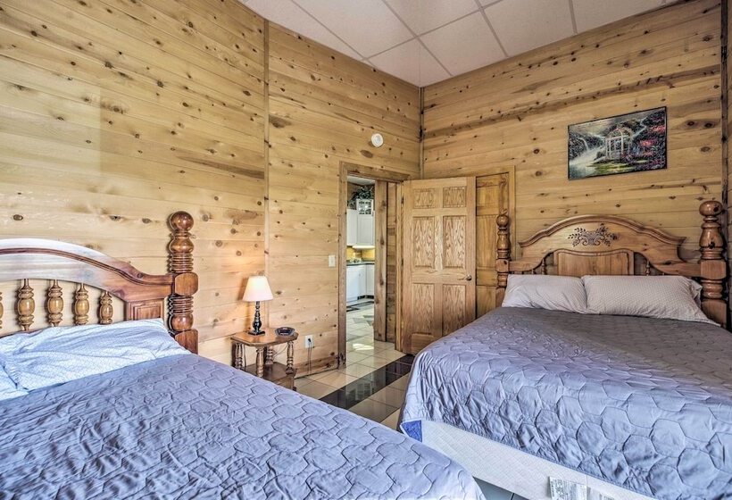 Spacious Cabin On Dale Hollow Lake W/hot Tub!