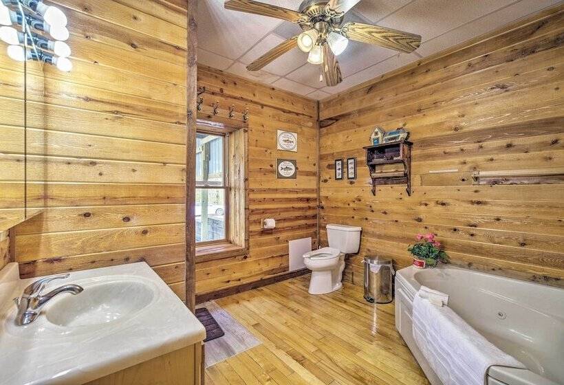 Spacious Cabin On Dale Hollow Lake W/hot Tub!