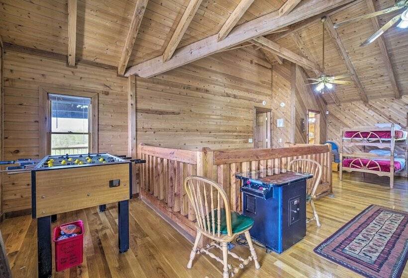 Spacious Cabin On Dale Hollow Lake W/hot Tub!