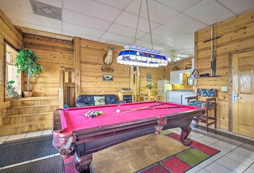 Spacious Cabin On Dale Hollow Lake W/hot Tub!