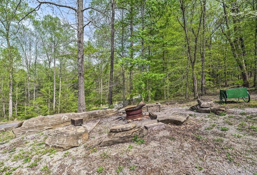 Spacious Cabin On Dale Hollow Lake W/hot Tub!