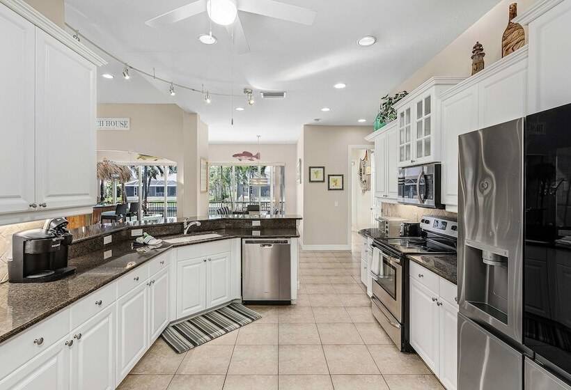 Canalfront Oasis: Cape Coral Home W/ Pool & Spa