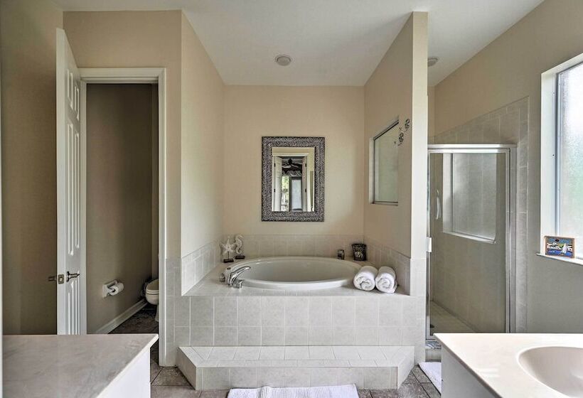 Canalfront Oasis: Cape Coral Home W/ Pool & Spa