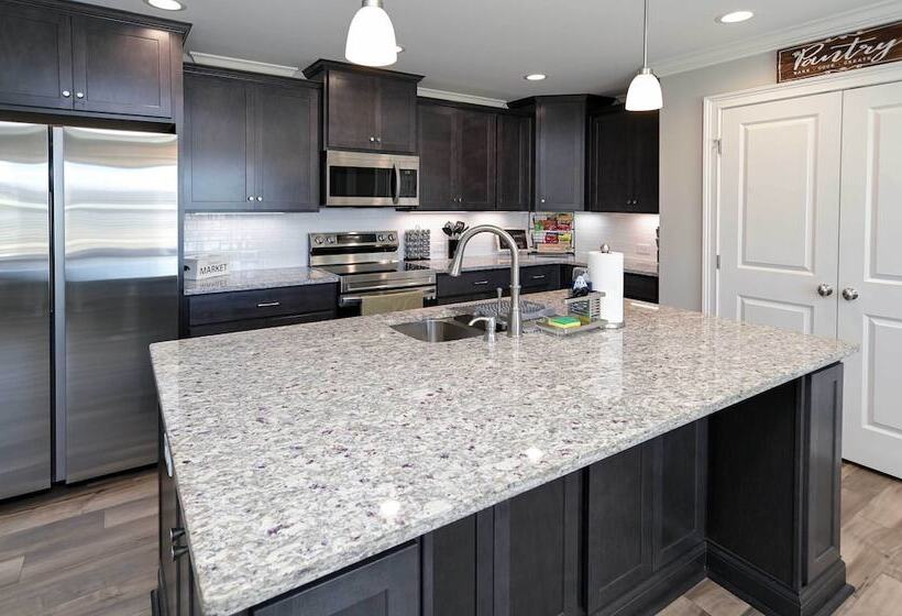 Spacious Hazel Green Home W/ Fireplace, Yard!