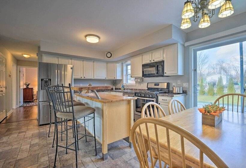 Spacious Home Near Bromley Mountain Ski Resort!