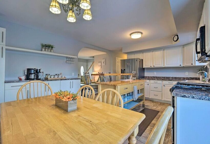 Spacious Home Near Bromley Mountain Ski Resort!