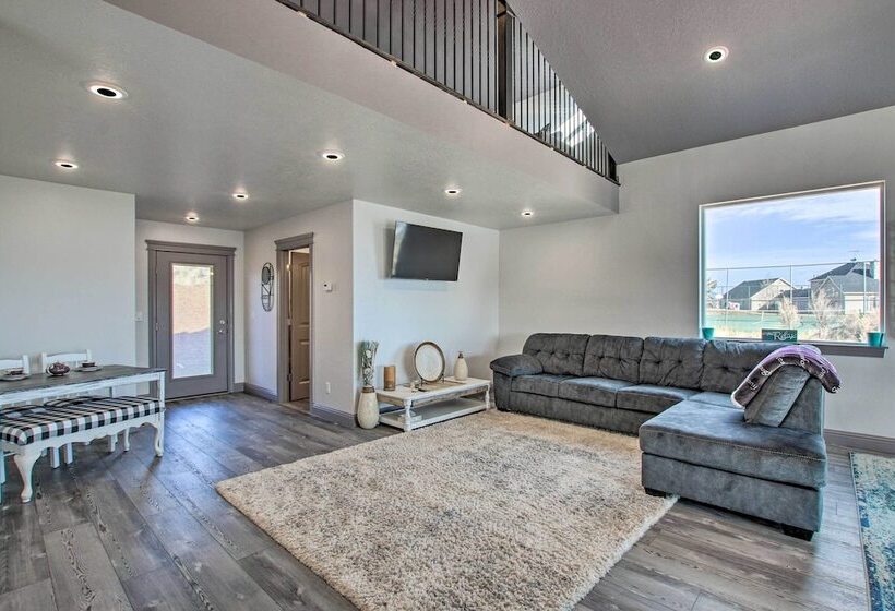 Spacious Home W/ Mtn Views: 2 Mi To Bear Lake!