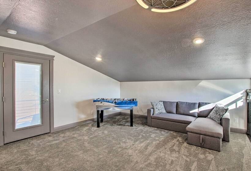 Spacious Home W/ Mtn Views: 2 Mi To Bear Lake!