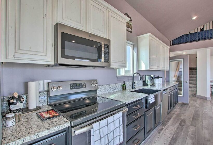 Spacious Home W/ Mtn Views: 2 Mi To Bear Lake!