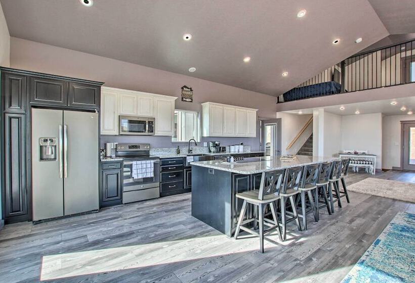 Spacious Home W/ Mtn Views: 2 Mi To Bear Lake!