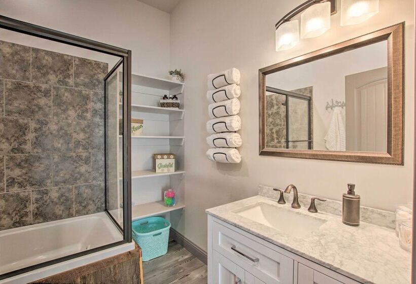 Spacious Home W/ Mtn Views: 2 Mi To Bear Lake!