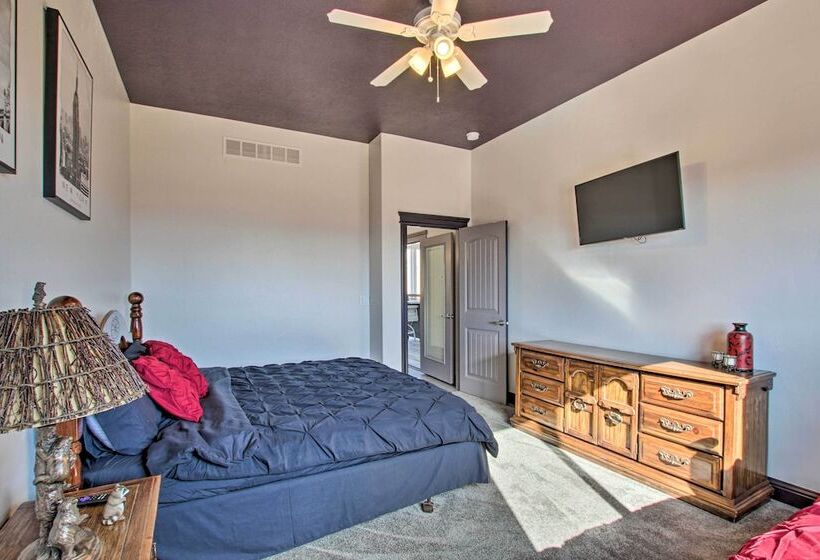 Spacious Home W/ Mtn Views: 2 Mi To Bear Lake!