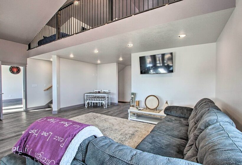 Spacious Home W/ Mtn Views: 2 Mi To Bear Lake!