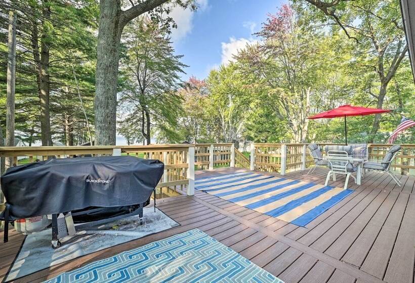 Spacious Houghton Lake Cabin W/ Gas Grill!